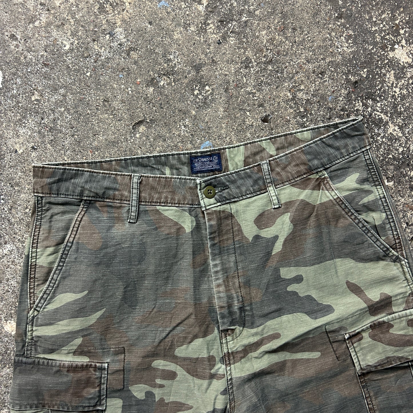 Vintage Levi's Cargo Shorts (34)